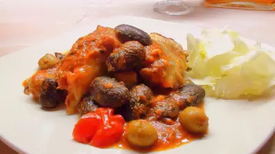 Котлеты, запечённые в томатном соусе с фасолью под сыром… со средиземноморскими нотками.