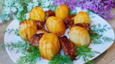 Картофель с ребрышками в духовке под вкуснейшим соусом