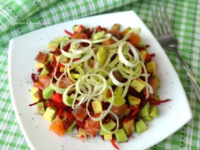 Полезный салат из сырой свеклы форели и авокадо