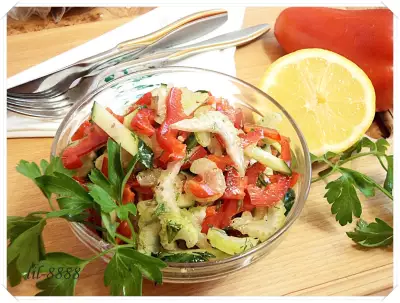 Салат из свежих овощей с ароматной заправкой.