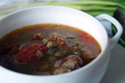 Красный суп со свининой и чечевицей