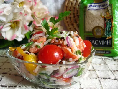 Салат с рисом, семгой и овощами