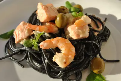 Спагетти с чернилами каракатицы в сливочном соусе с морепродуктами «insolito»