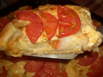 Открытый пирог с беконом,сыром и помидорами