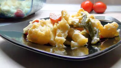 Макароны, запечённые с сырным соусом и цветной капустой.