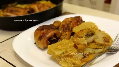 Кура с картофелем, запеченные в кефирном маринаде