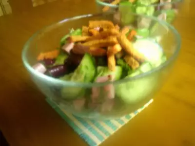 Салат из фасоли с зеленью и ветчиной