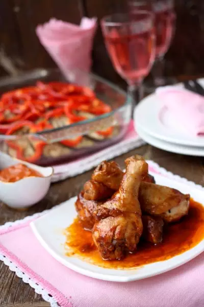 Куриные ножки в томатно медовом маринаде и печёные овощи с томатно сырном соусом