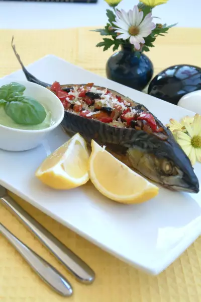 Рыба запеченная с овощами и горчичным соусом из брокколи
