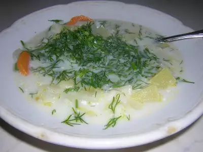 Суп с чесночными гренками на мясном бульоне