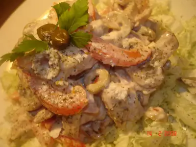 Салат из мяса с грибами, оливками и пекинской капустой фото