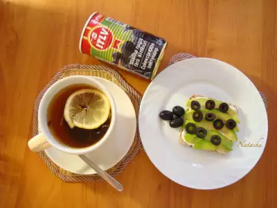 Тост с авокадо и маслинами (завтрак)