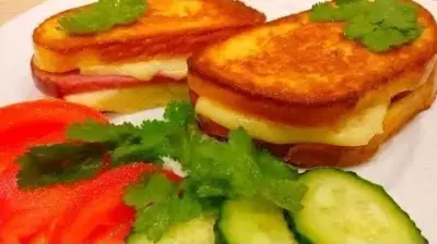 Горячие гренки, бутерброды с сыром и колбасой на завтрак