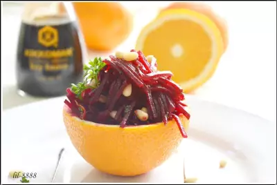 Салат из свеклы с апельсиновой заправкой соевым соусом и кедровыми орешками
