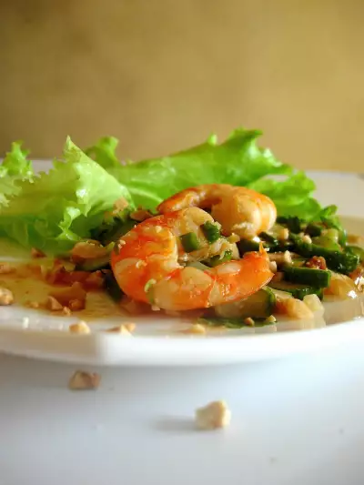 Азиатский салат с креветками