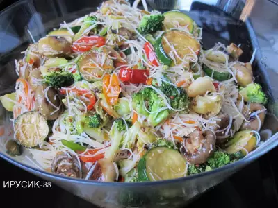 Вьетнамский салат из рисовой  лапши с овощами.