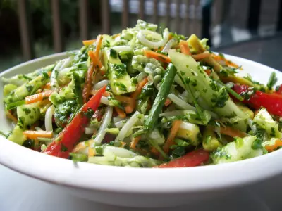 Салат овощной с рисовой лапшой.  полезно - вкусный /вариант !!!!