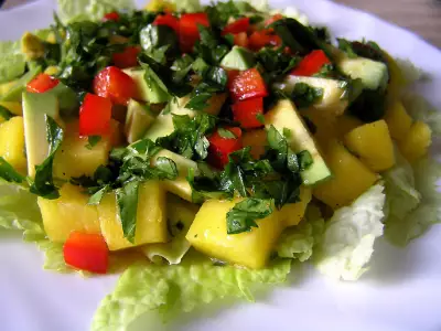 Салат с манго и авокадо в пикантной заправке