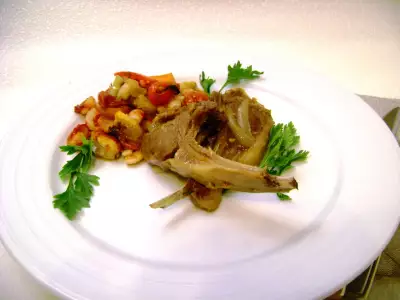 Бараньи ребрышки с овощами и запеченной фасолью.