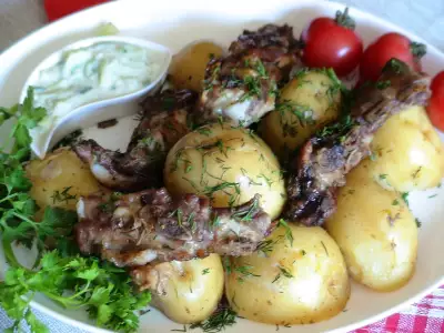 Картошка с ребрышками в имбирно-медовой глазури с соусом "цацики"
