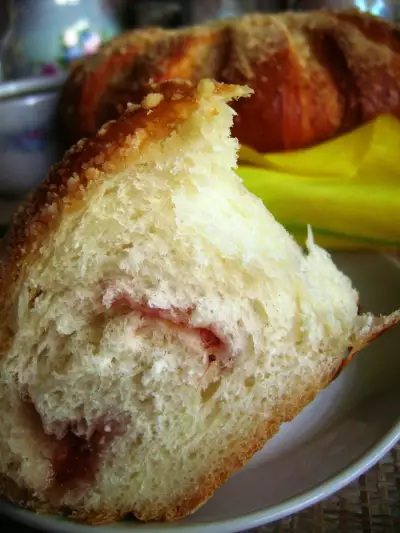 Сдобный кокосовый пирог с клубничным вареньем и кокосовым штрейзелем