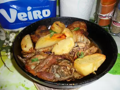 Запеченные куриные бедрышки с картофелем