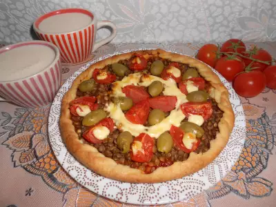 Пицца с зеленой чечевицей оливками и помидорами черри