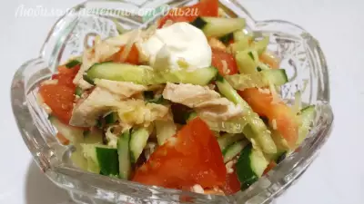 Свежий салат с куриной грудкой и овощами
