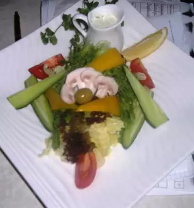 Салат из свежих овощей с азиатским соусом