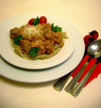 Спагетти с фрикадельками в пикантном ореховом соусе.
