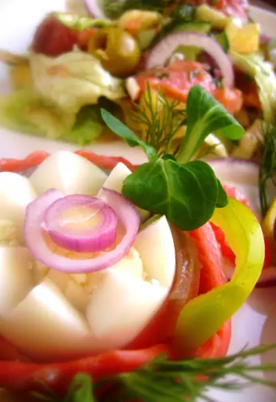 Салат с малосольной кетой и овощами «радостный».