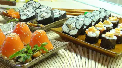 Ролл «мозаика». суши-трюфели. быстрые рулетики с сёмгой и икрой. нигири-суши с килькой.
