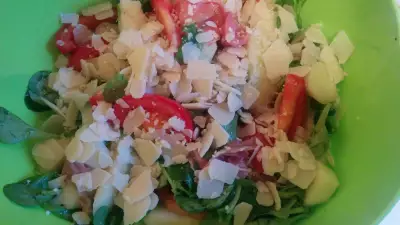 Низкокалорийный летний салат с дыней и ветчиной