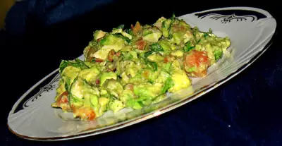 Салат из авокадо с куриной грудкой-гриль