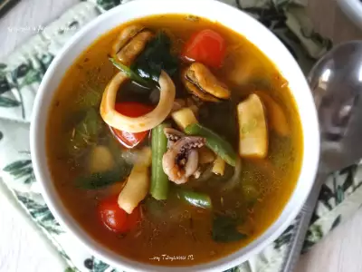 Средиземноморский суп с морепродуктами, черри и стручковой фасолью