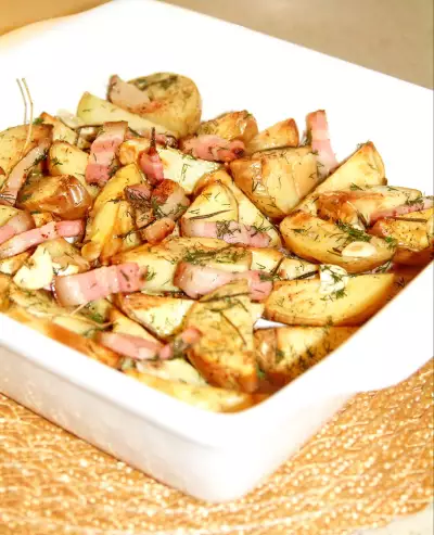 Золотистый запеченый картофель с розмарином, чесноком, имбирем и сыровяленым мясом