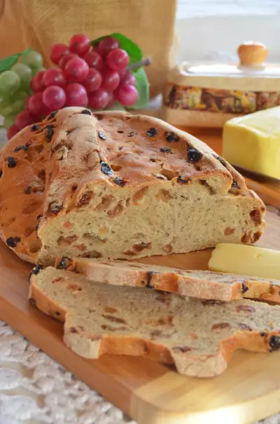Пшенично-ржаной хлеб с тмином и изюмом