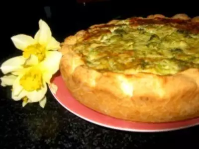 Открытый пирог с брокколи и сыром