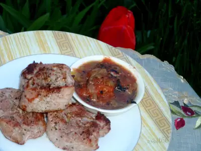 Шпигованное чесноком мясо на мангале с томатным соусом ( из серии "айда на пикник")