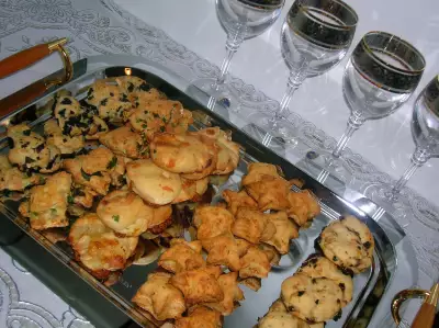 Домашние "крекеры" с различными начинками под сыры и белое вино для дружеской вечеринки