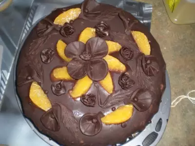 Сырно-апельсиновый торт с шоколадной мастикой