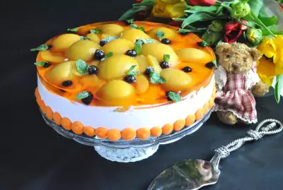 Бисквитный торт с творожным муссом и персиками