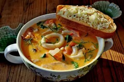 Сливочный суп с морепроуктами томатами и пармезановыми гренками
