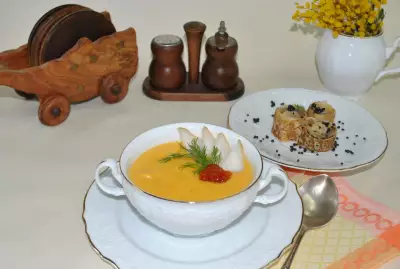 Тыквенный крем-суп с копченым кальмаром в компании блинных рулетов с осетриной