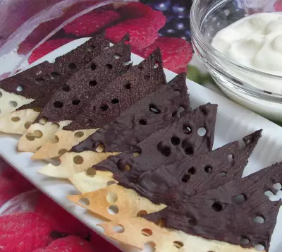 Шоколадные чипсы из лаваша и сладкий домашний йогурт (по мотивам десерта "даниссимо фантазия")