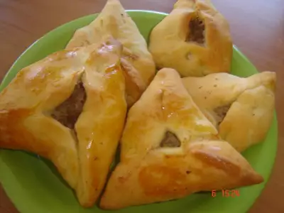 Треугольные вкусняшки капустный пирог и булочки с кунжутом