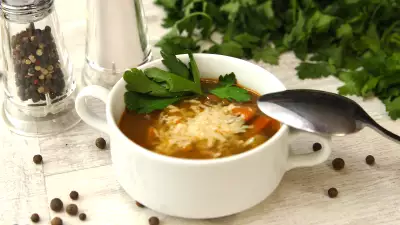 Итальянский суп с чечевицей и овощами.
