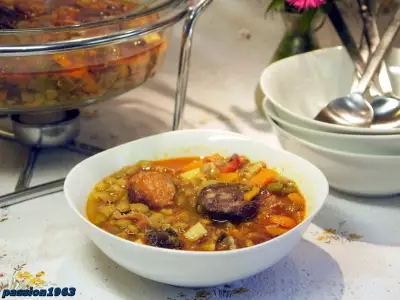 Lentejas con chorizo. (густой чечевичный суп с чоризо и кровяной колбасой)