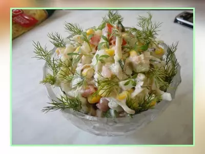Рыбный салат с яблоком и овощами