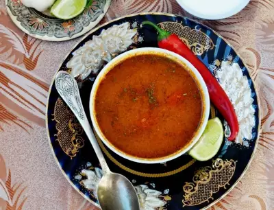 Суп из чечевицы в индийском стиле.